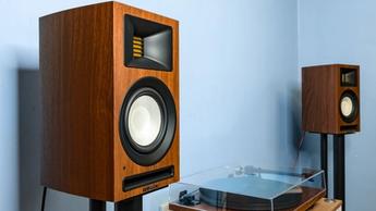 Der Fluance Ri71 Lautsprecher in einer Audio-Testumgebung