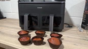 Cupcakes red velvet recém-assados em uma fritadeira elétrica Cosori de cestos duplos