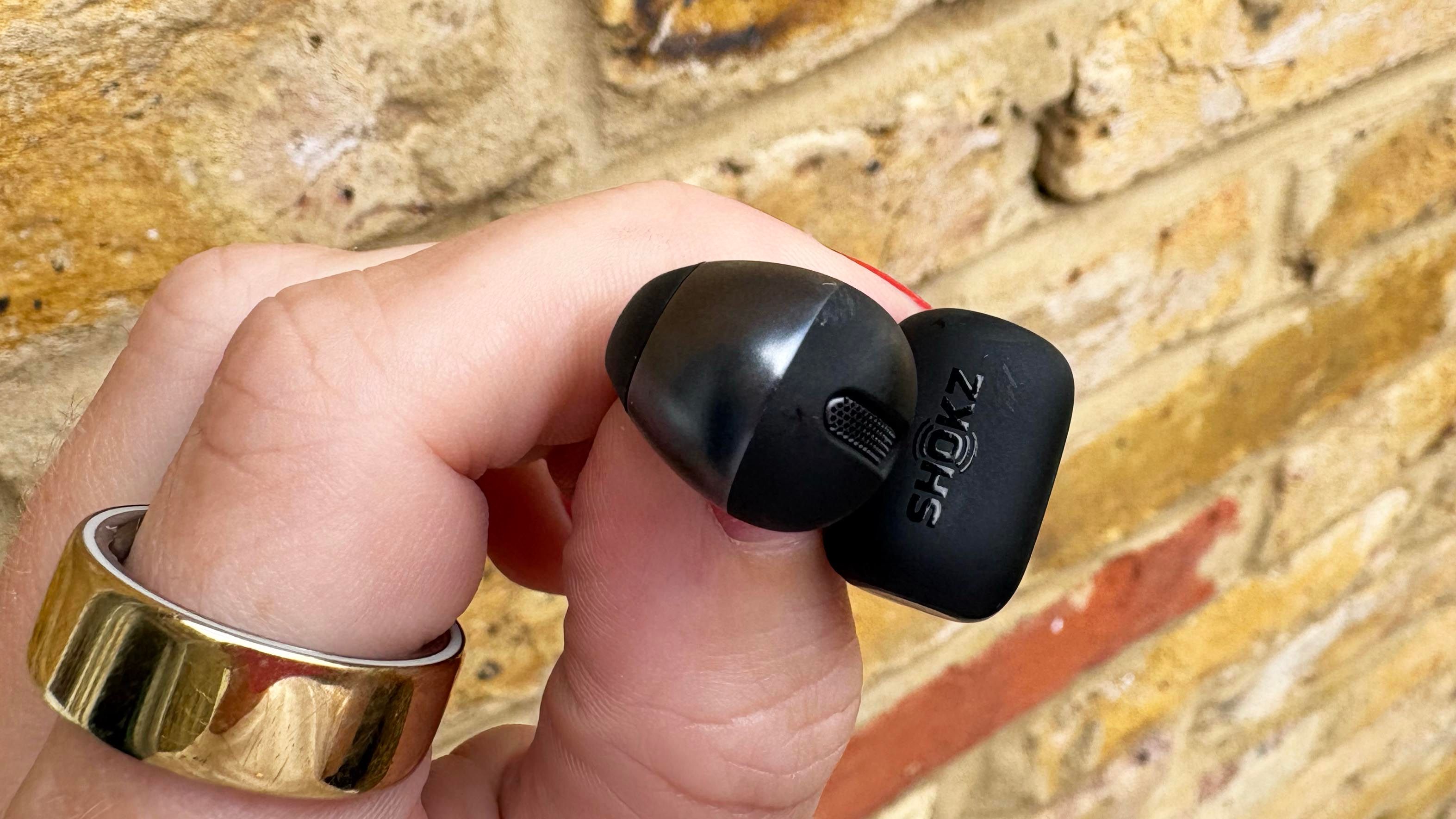 Eine Nahaufnahme der kabellosen Shokz OpenDots One Ohrhörer