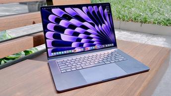 En 15-tums MacBook Air med M2-chip placerad på en träbänk