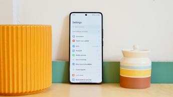 Nærbilleder af Xiaomi Poco X7 Ultra-smartphonen til anmeldelse