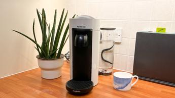 Una macchina da caffè Nespresso Vertuo Plus su un piano cucina