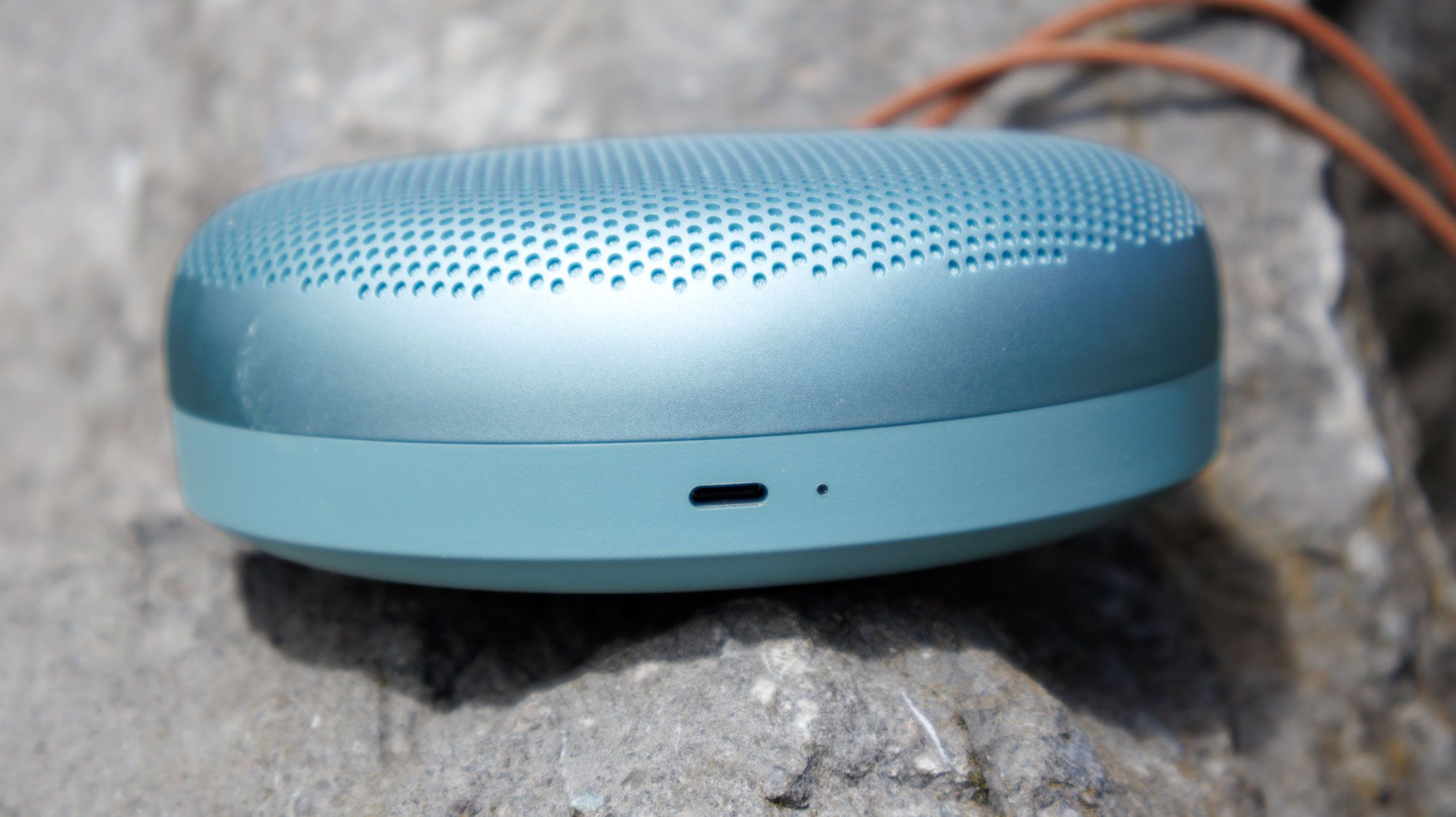 Bang & Olufsen Beosound A1 Bluetooth-Lautsprecher der 3. Generation, tragbar