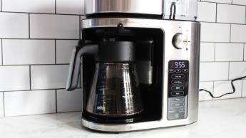 Cafeteira Braun MultiServe Plus com função cold brew sobre a bancada da cozinha