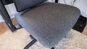 Primer plano detallado del cojín del asiento de la silla de oficina Vari que muestra su diseño ergonómico