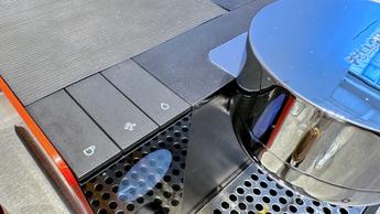 Close-up dos botões de controle da cafeteira Fellow Espresso Series 1