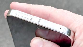 Tampilan atas smartphone Google Pixel 10 Pro XL yang menunjukkan slot kartu SIM