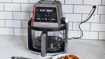 Friggitrice ad aria digitale Gourmia Fry 'N Fold sul piano della cucina