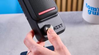 Schwarzes NZXT Capsule Elite Gaming-Mikrofon mit Nieren-Kondensatormikrofon, zwei Einstellreglern und RGB-Beleuchtung vor blauem Hintergrund