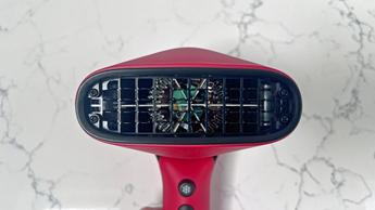 Secadora de cabello Revlon Airflow Control en el tocador durante una reseña