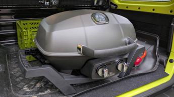 La parrilla portátil Napoleon PRO285 dentro de la cajuela de un auto