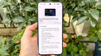 Ilustrasi pikiran AI pada smartphone OnePlus Nord 5