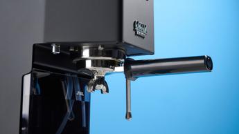 La macchina per espresso Gaggia Classic Evo Pro con il portafiltro bloccato nel gruppo erogatore