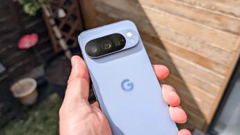 Gambar ulasan smartphone Google Pixel 10 Pro moonstone