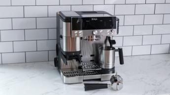 Cafeteira Ninja Luxe Café Premier Series sobre uma bancada de cozinha