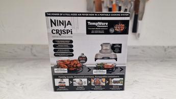 Fritadeira elétrica Ninja Crispi sendo testada na cozinha do Tom's Guide