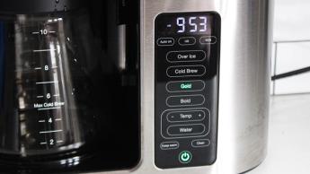 Cafeteira Braun MultiServe Plus com função cold brew sobre a bancada da cozinha