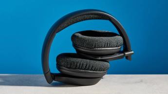 Ein schwarzes Belkin SoundForm Adapt kabelloses Headset vor weißem Hintergrund