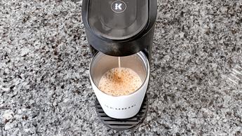 Una macchina da caffè Keurig K-Mini su un piano cucina
