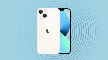 Apple iPhone 13 présenté sur un fond bleu clair