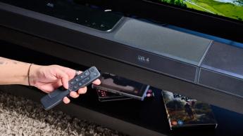 Das JBL Bar 1300x Soundbar-System in Schwarz mit HDMI-Anschlüssen, zwei kabellosen Surround-Lautsprechern und einem kabellosen Subwoofer