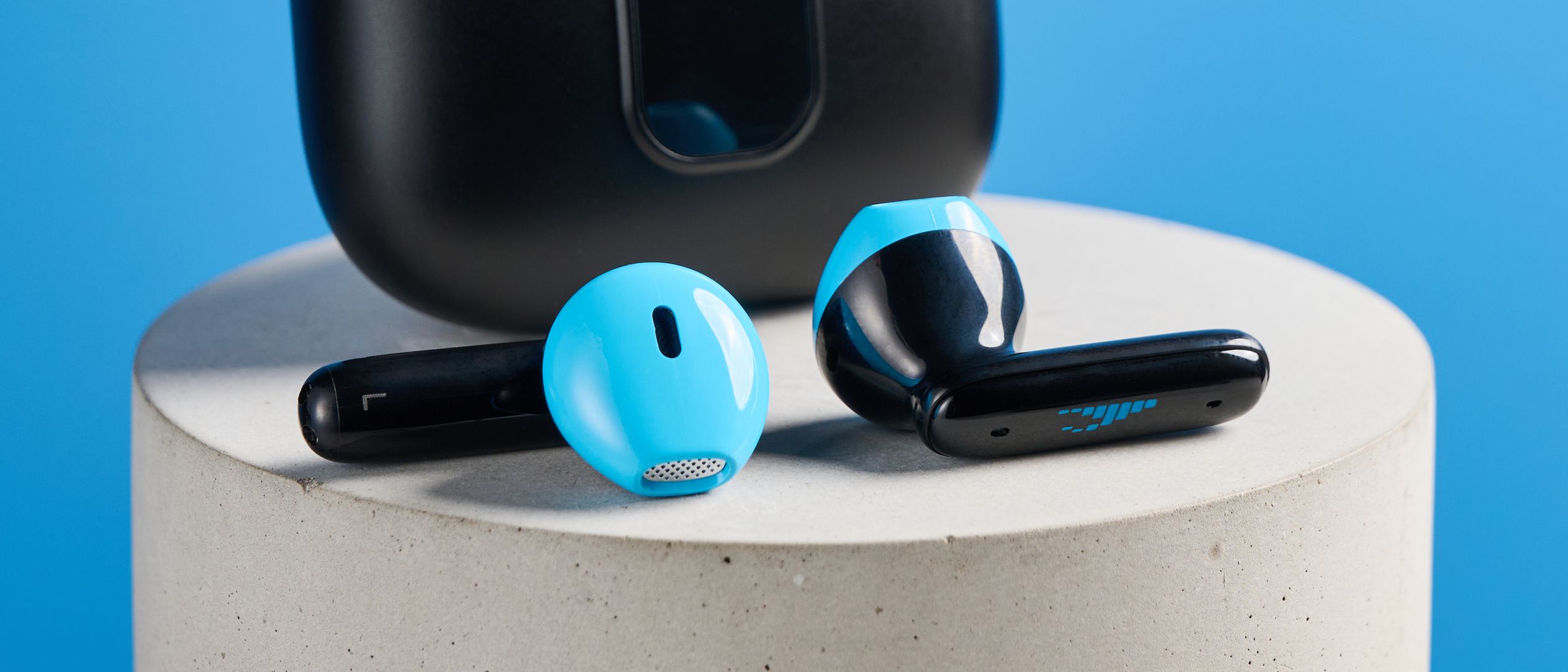 Schwarz-blaue H2O Audio Ript-Lite Ohrhörer auf blauem Hintergrund – ideal für Workouts und den täglichen Musikgenuss