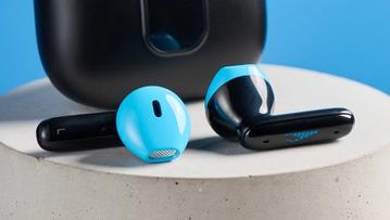 Schwarz-blaue H2O Audio Ript-Lite Ohrhörer auf blauem Hintergrund – ideal für Workouts und den täglichen Musikgenuss