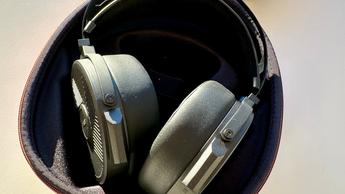 Fiio FT5 open-back hovedtelefoner vist i deres etui udendørs på en solrig dag