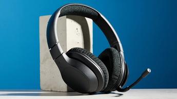 Ein schwarzes kabelloses Belkin SoundForm Adapt Headset mit gepolsterten Ohrmuscheln