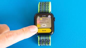 Primer plano de un Apple Watch SE sobre un fondo azul, mostrando los pasos para configurar el envío de una notificación de Llegada en watchOS 11