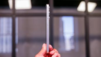 Vista lateral do smartphone Samsung Galaxy S25 FE