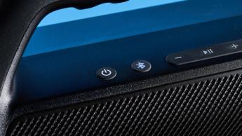 Die Soundcore Boom 2 Plus tragbare Boombox mit LED-Lichtern, schwarzem Gehäuse, BassUp- und Lichtshow-Tasten, Tragegriff und Schultergurt