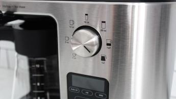 Cafeteira Braun MultiServe Plus com função cold brew sobre a bancada da cozinha