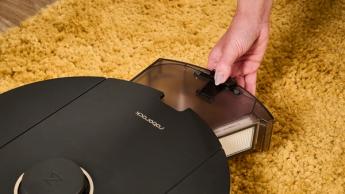 Aspiradora robot Roborock Q5 Pro Plus con el depósito de polvo retirado para limpieza