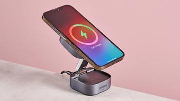 UGreen 2-i-1 trådløs oplader foldet ud som et stativ med en iPhone placeret på