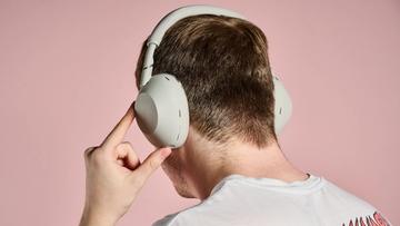 Mand tænder for Sony WH-1000XM6 trådløse hovedtelefoner