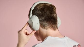 Mand tænder for Sony WH-1000XM6 trådløse hovedtelefoner