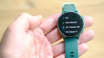 Vista en primer plano del smartwatch Garmin Vivoactive 6 con correa verde