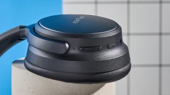 Schwarze kabellose Earfun Tune Pro Kopfhörer mit weichen Ohrpolstern aus Kunstleder und grauen Akzenten, präsentiert vor blauem Hintergrund