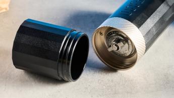 Moedor de café manual 1Zpresso Q Air sobre um fundo azul