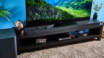 Das JBL Bar 1300x Soundbar-System in Schwarz mit HDMI-Anschlüssen, zwei abnehmbaren Surround-Lautsprechern und kabellosem Subwoofer