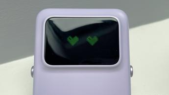 UGREEN Uno 15W Qi2 powerbank i lilla med en hjerteøje-emoji på displayet