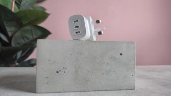 Vista aproximada das portas USB-C no carregador de parede Belkin BoostCharge de 3 portas USB-C com PPS 67W