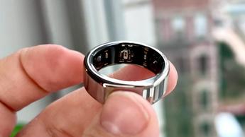 Oura Ring Generation 3 smart ring på en hand