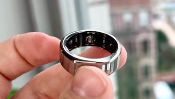 Anillo inteligente Oura Ring Generación 3 en un dedo