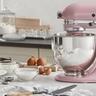 Mixer berdiri KitchenAid Artisan 5-kuart warna dried rose di atas meja dapur