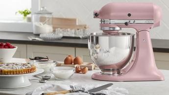 Batidora de pedestal KitchenAid Artisan de 5 cuartos en color rosa seco sobre la encimera de la cocina