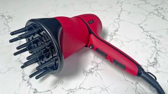 Secadora de cabello Revlon Airflow Control sobre el tocador de una reseñista