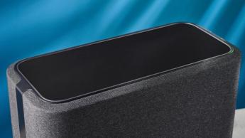 Ein Denon Home 350 kabelloser Smart-Lautsprecher auf einem Tisch