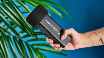 Das Sennheiser Profile Wireless Mikrofon-Set mit Ladecase, USB-C- und Lightning-Adaptern, Blitzschuhadaptern, zwei Mikrofonen und einem Empfänger